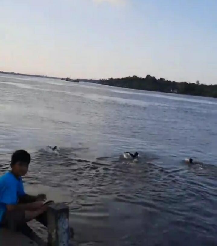 Menolak Kaprah, Anak-anak Ini Kejar Layangan Di Sungai, Serunya Dobel-dobel Gan!