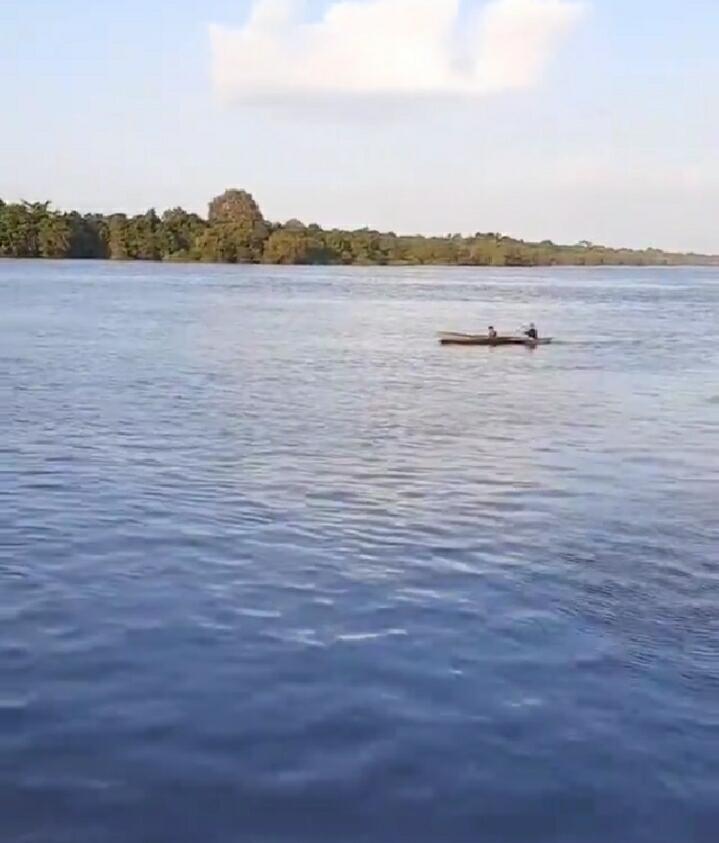 Menolak Kaprah, Anak-anak Ini Kejar Layangan Di Sungai, Serunya Dobel-dobel Gan!