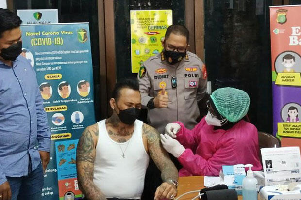 Pakai Kemeja Putih, Jerinx SID Vaksin di Mapolda Metro Jaya