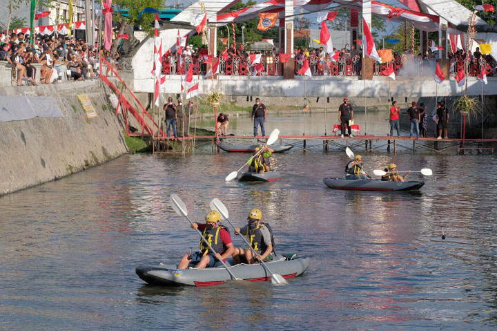 Kemeriahan Lomba Balap Kayak Sambut HUT RI di Bali