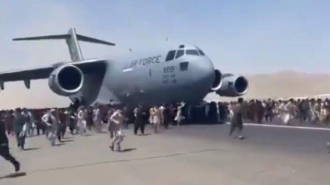 WargaAfganistan Nekat Hadang Pesawat yang Sedang Takeoff Demi Hindari Taliban,5 Tewas