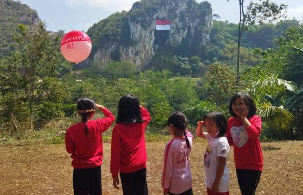 Merah Putih Raksasa Berkibar di Ketinggian 90 Meter Tebing Gunung Hawu Padalarang