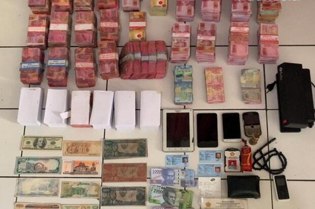 Polisi Sita Uang Palsu Senilai Rp1 Miliar dari Mbah Jamrong