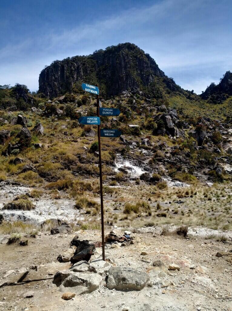 NGECAMP DI SAMPING KAWAH ! CATATAN PERJALANAN GUNUNG SUMBING VIA BANARAN 2021