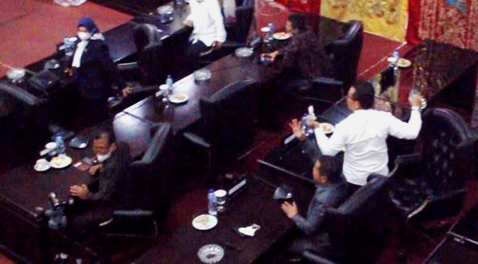 Rapat DPRD Solok Ricuh, Asbak Melayang dan Hampir Adu Jotos