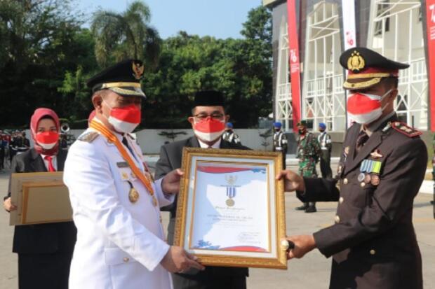 Aktif Bantu Tangani Kasus COVID-19, Kapolres Cirebon Kota Diganjar Penghargaan
