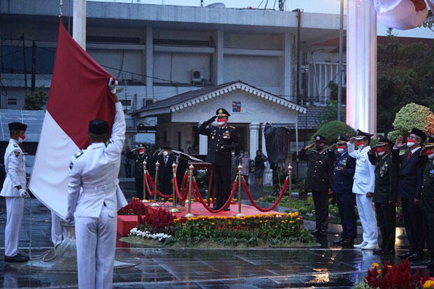Diguyur Hujan Deras, Upacara Penurunan Bendera di Kota Bogor Tetap Khidmat