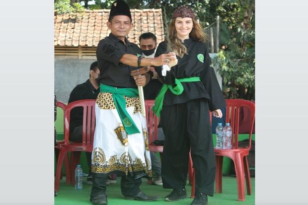 Bule Cantik Siberia Jatuh Cinta dengan Pencak Silat, Rela Belajar ke Kuningan