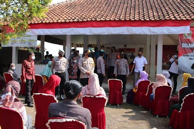 Gerai Vaksin Merdeka Candi TNI-Polri di Pekalongan Diserbu Warga