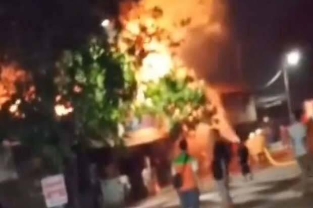 12 Unit Damkar Dikerahkan Atasi Kebakaran Lapak Barang Bekas di Jaktim