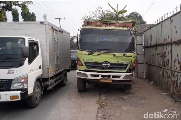 Viral! Truk Terbengkalai di Tangerang hingga Tumbuh Pohon Pisang