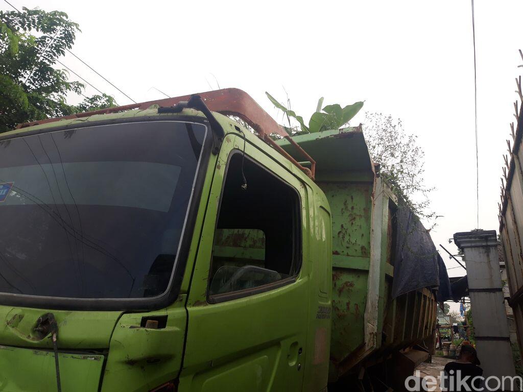 Viral! Truk Terbengkalai di Tangerang hingga Tumbuh Pohon Pisang