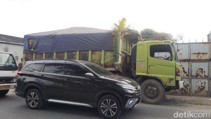Viral! Truk Terbengkalai di Tangerang hingga Tumbuh Pohon Pisang