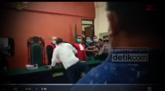 Aktivis Antimasker Banyuwangi Serang Hakim, Hakim: Ya kaget saja!