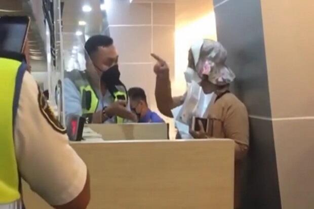 Wanita Seksi Mengaku Istri Kolonel, Teriak Histeris di Bandara Sam Ratulangi Manado
