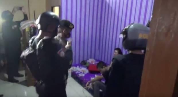 3 Pasangan Muda Digerebek Asyik Bercinta dalam Kamar Kos