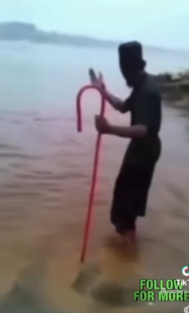 Ajaib, Gan! Bak Nabi Lelaki Ini Mampu Membelah Air Laut (Cek Videonya Nih)