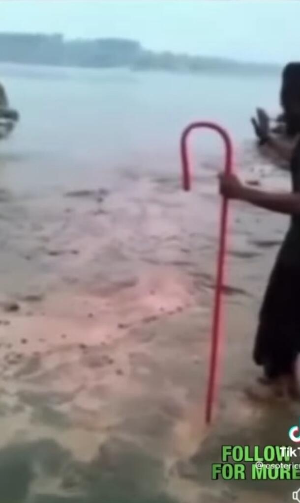 Ajaib, Gan! Bak Nabi Lelaki Ini Mampu Membelah Air Laut (Cek Videonya Nih)