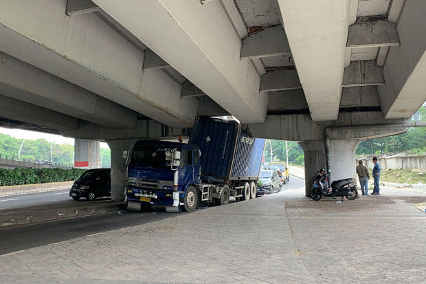 Masuk Jalur Lambat, Truk Kontainer Nyangkut di Flyover Jalan Ahmad Yani
