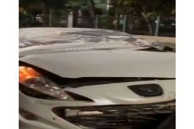 Usai Tabrak Mobil di Jaksel hingga Ringsek, Fortuner Berpelat Dinas Tancap Gas