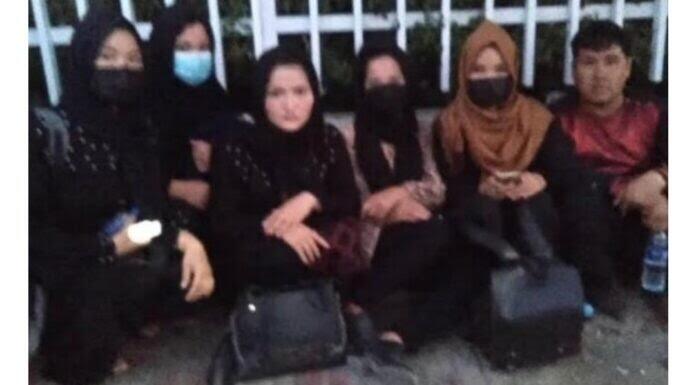 Ketakutan Dijadikan Pemuas Nafsu Taliban, 5 Perempuan Syiah Tertahan di Luar Bandara