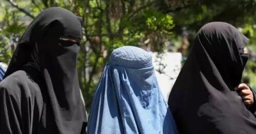 Ketakutan Dijadikan Pemuas Nafsu Taliban, 5 Perempuan Syiah Tertahan di Luar Bandara