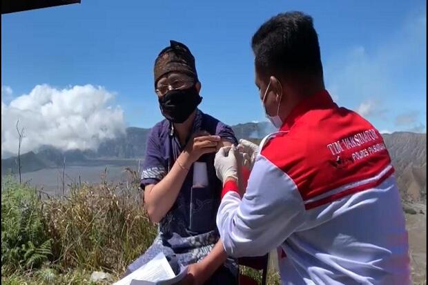 Tiga Pilar Pasuruan Suntik Vaksin kepada Ratusan Pelaku Usaha di Puncak Bromo