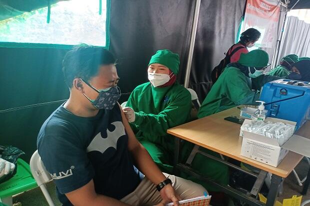 Vaksinasi Moderna di Puskesmas Kramat Jati Disambut Antusias Warga Penderita Komorbid