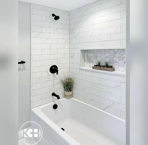 5 Desain Kamar Mandi Putih Dengan Kolaborasi yang Bikin Menarik dan Bersih