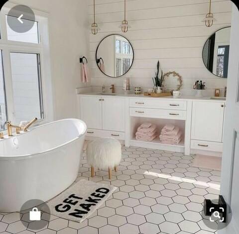 5 Desain Kamar Mandi Putih Dengan Kolaborasi yang Bikin Menarik dan Bersih