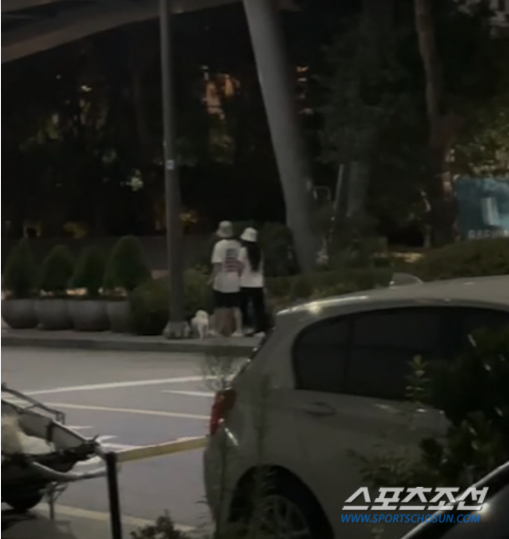 Dikabarkan Berpacaran, Joy dan Crush Terciduk Jalan Bersama Anjing Mereka