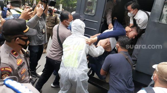 Demo di UNHCR Dibubarkan Paksa, 3 Imigran Afghanistan Diseret ke Mobil Polisi
