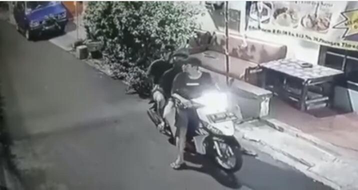 Beredar Rekaman CCTV 4 Remaja Curi Kerupuk Beserta Kalengnya, Apakah Dampak Pandemi?