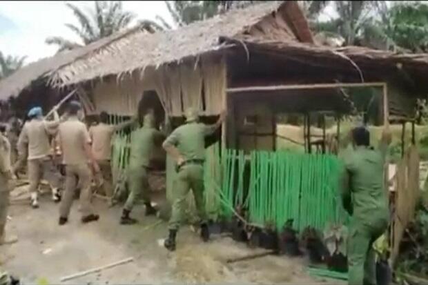 Jadi Tempat Berhubungan Seks Pasangan Liar, Warung di Labuhanbatu Utara Dirobohkan