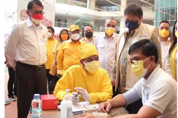 Tinjau Vaksinasi, Airlangga: Yellow Clinic Sudah Vaksinasi 200.000 Orang