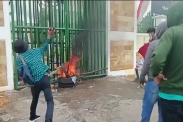 Tolak Tambang Ilegal, Mahasiswa Bakar dan Lempari Kantor Kerjati Sulawesi Tenggara