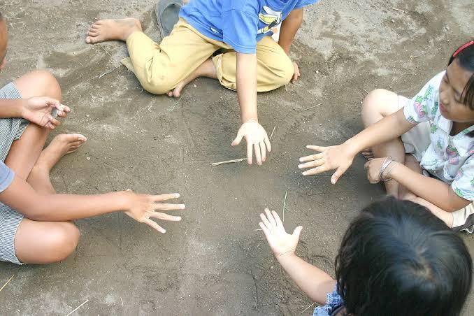 Hompimpa dan Suit, Cara untuk Mengawali Permainan yang Masih Eksis Sekarang Ini