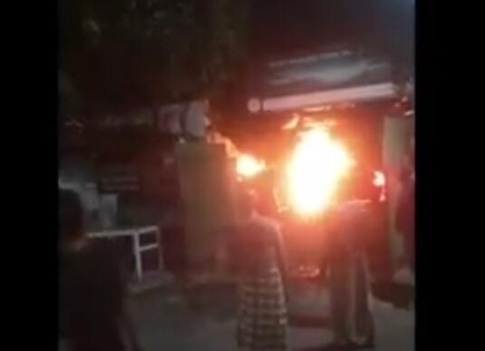Bengkel Mobil Terbakar Disertai Ledakan, 3 Mobil Mewah Hangus