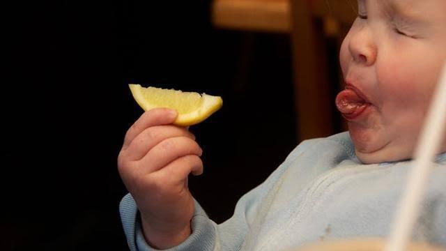 Ekspresi Lucu Anak Kecil ketika Makan yang Asam