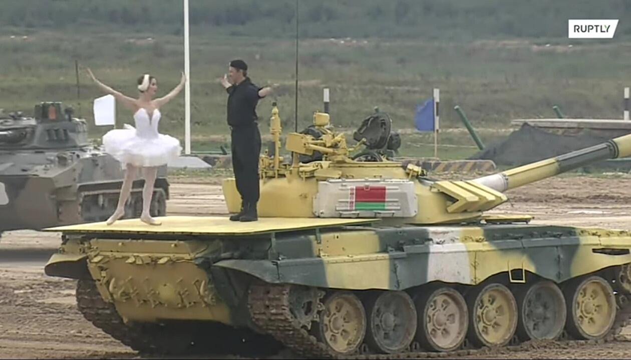 Ada-Ada Saja, Dua Balerina Melakukan Tarian Balet Di Atas Main Battle Tank