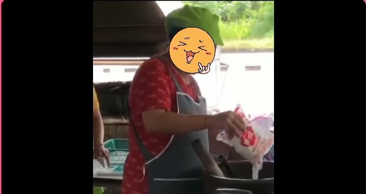 Ngeri, Penjual Ini Tuang Micin ke Makanan Tanpa Takaran! Apa Sih Bahayanya? 