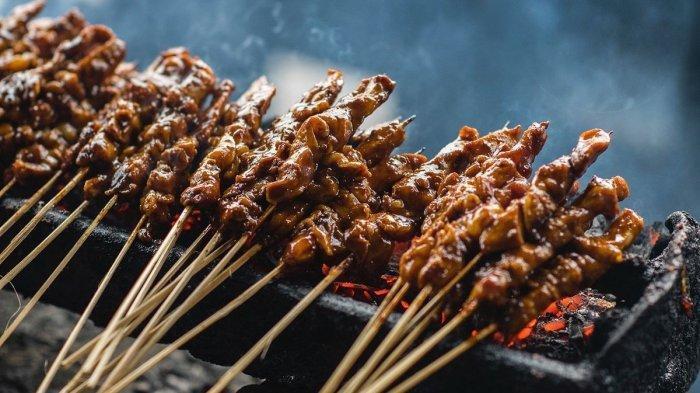 Wanita Ini Berbagi Kisah Pembuatan Tusuk Sate, Ternyata Cukup Berat Perjuangannya