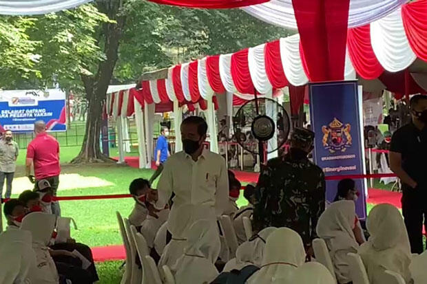 Didampingi Sejumlah Pejabat, Jokowi Tinjau Vaksinasi Pelajar di Kebon Raya Bogor