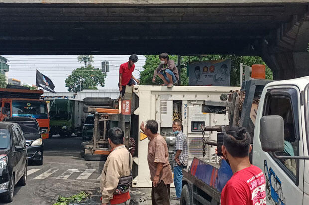 Diduga Hilang Kendali Saat Menikung, Truk Trailer Terbalik di Penjaringan