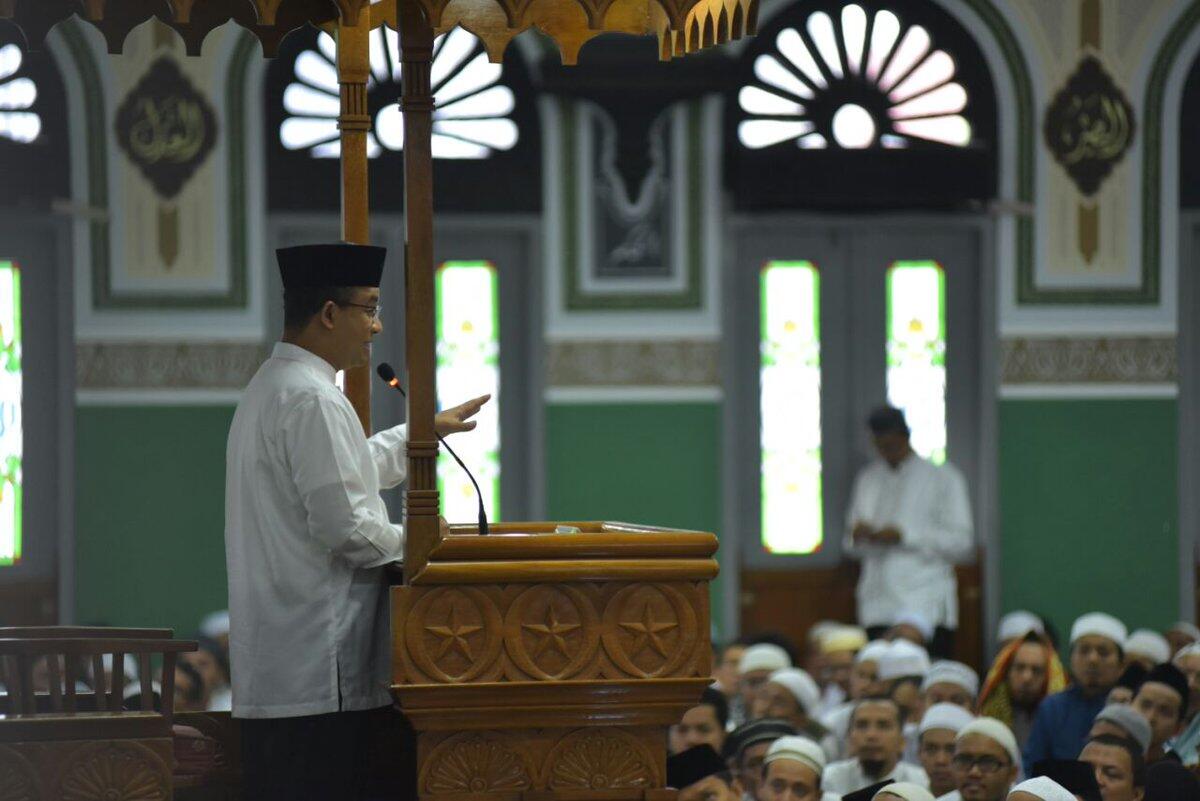 Disambut Meriah Warga saat Jumatan di Masjid At-Tabayyun, Anies Dikasih Sarung