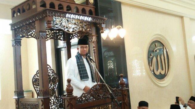 Disambut Meriah Warga saat Jumatan di Masjid At-Tabayyun, Anies Dikasih Sarung