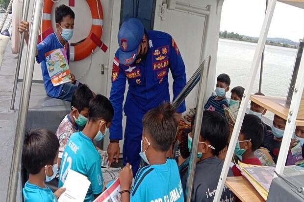 Demi Anak-anak di Kepulauan, Satpolairud Polresta Barelang Buka Perpustakaan Apung