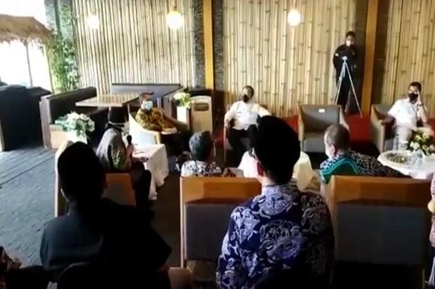 Mensos Risma Mengamuk dan Marah-marah ke Sebuah Lembaga Perbankan di Jember
