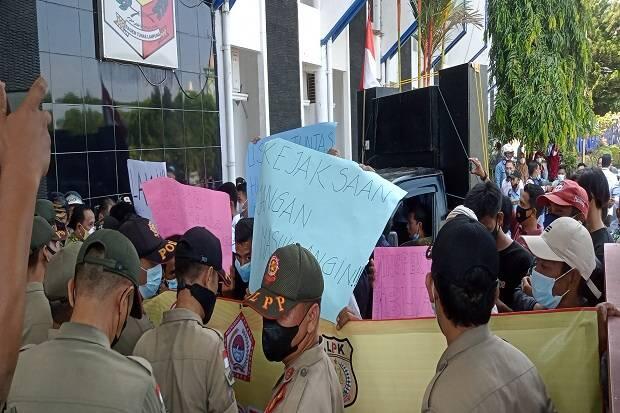 Desak Usut Utang Rp 11 Miliar RSUD Ryacudu, Massa Demo Kantor Bupati Lampung Utara