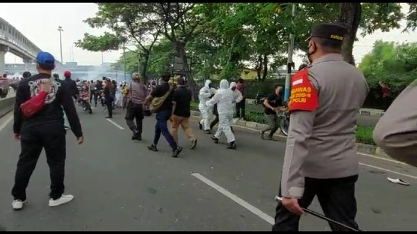 Polisi Tembakkan Gas Air Mata, Massa Pendukung HRS Berlarian di Cempaka Putih